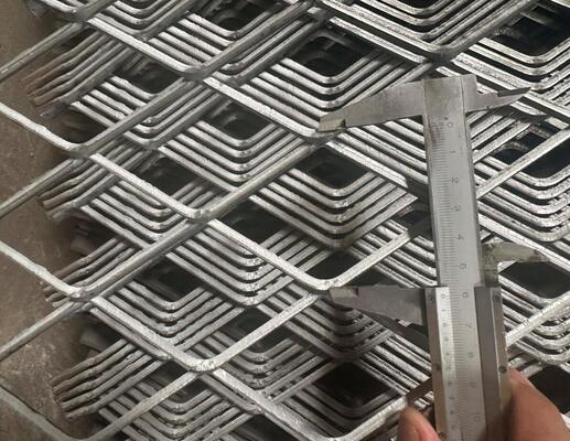 Forma de agujero de diamante malla metálica expandida 0,5-6,0 mm de espesor superficie plana para la decoración