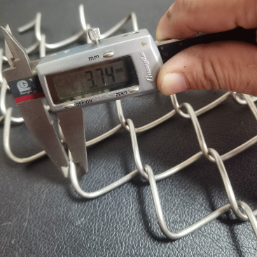 Mesh de alambre de enlace de cadena SS316 con excelente rendimiento anti-herrumbre para áreas costeras con sal y resistencia a la corrosión por ácidos y álcalis