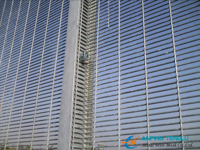 Mesh Used soldado con autógena para la valla de seguridad anti With SS304/PVC (polvo) de la subida cubierto