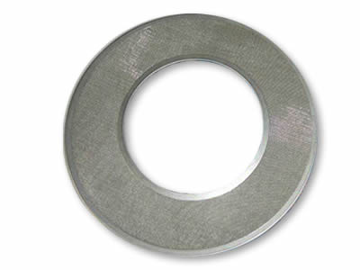 Una multa de múltiples capas enreda el disco de acero inoxidable del filtro del anillo.